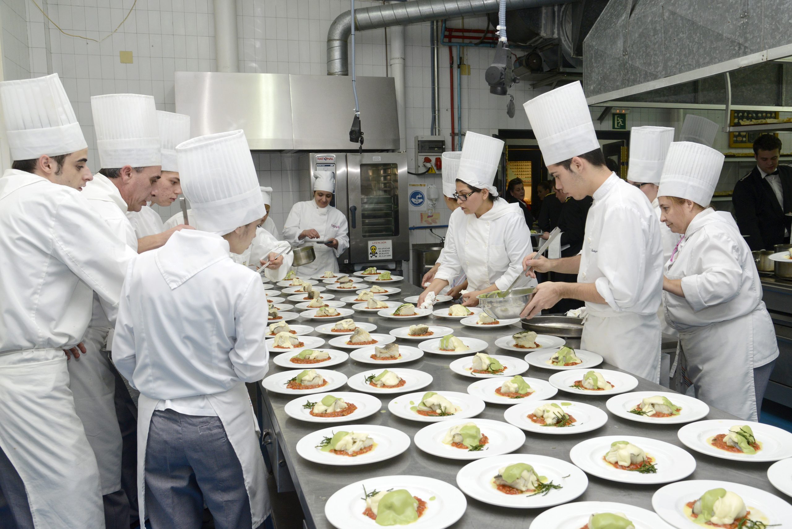 Alumnos de cocina de la escuela de hostelería preparando coctel