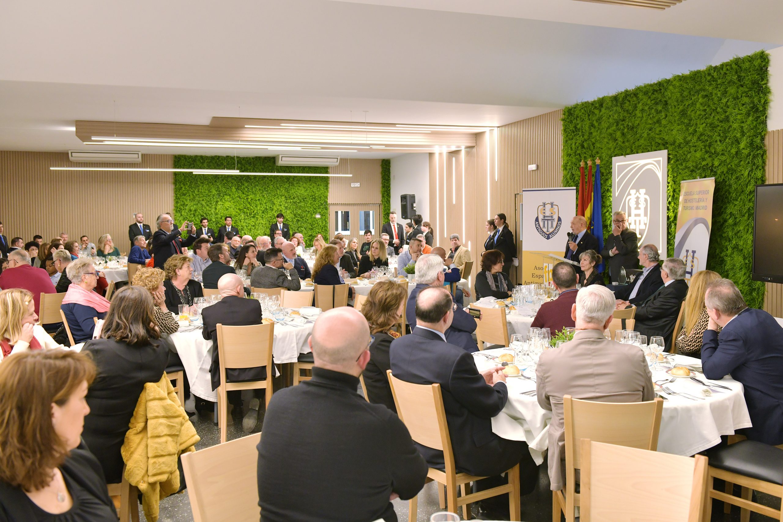 Salón de la Escuela de Hostería y Turismo de Madrid durante un acto oficial con los socios de la asociación