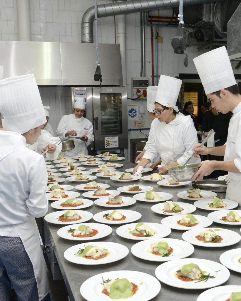 Alumnos de cocina de la escuela de hostelería preparando coctel
