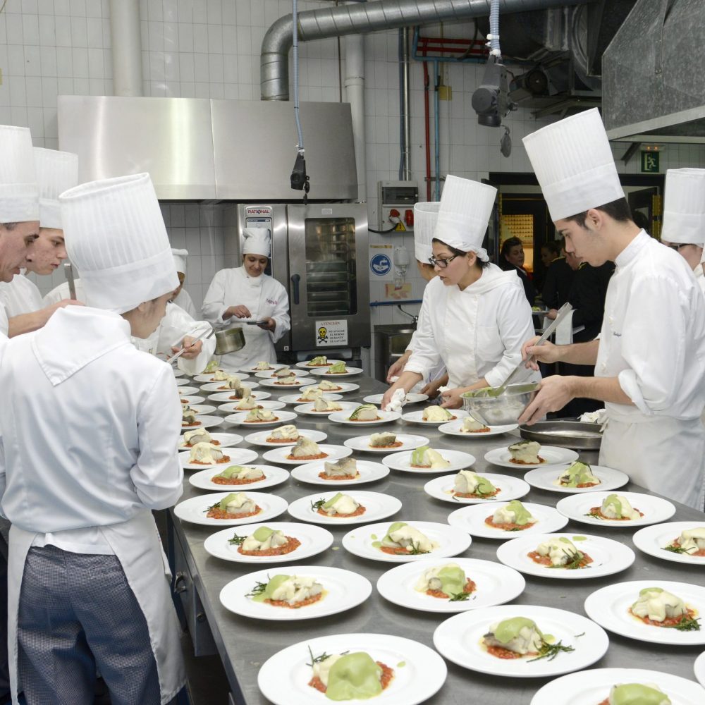 Alumnos de cocina de la escuela de hostelería preparando coctel