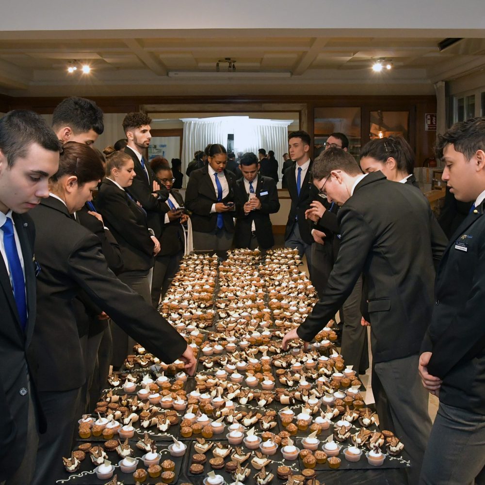 Camareros-de-la-escuela-de-hosteríar-y-turismo-de-Madrid