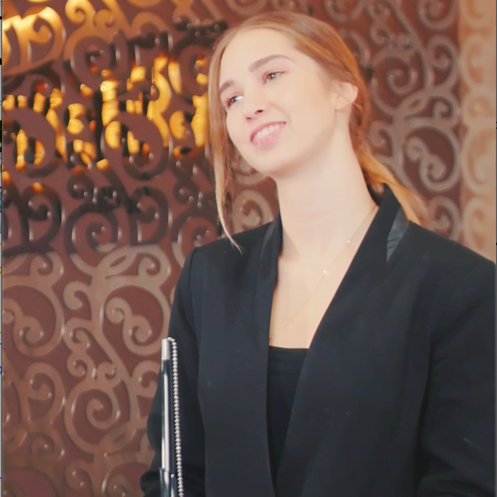 Alumna de la escuela de Turismo en la recepción de un hotel