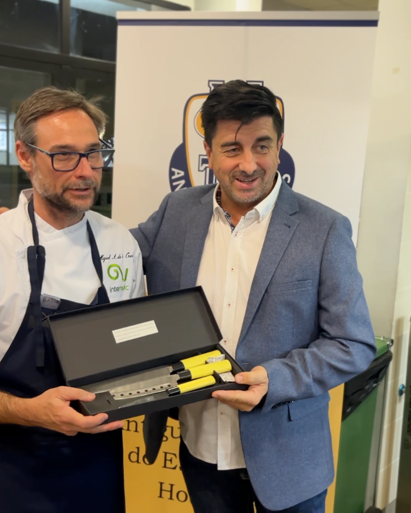Entrega obsequio a Miguel Ángel de la Cruz