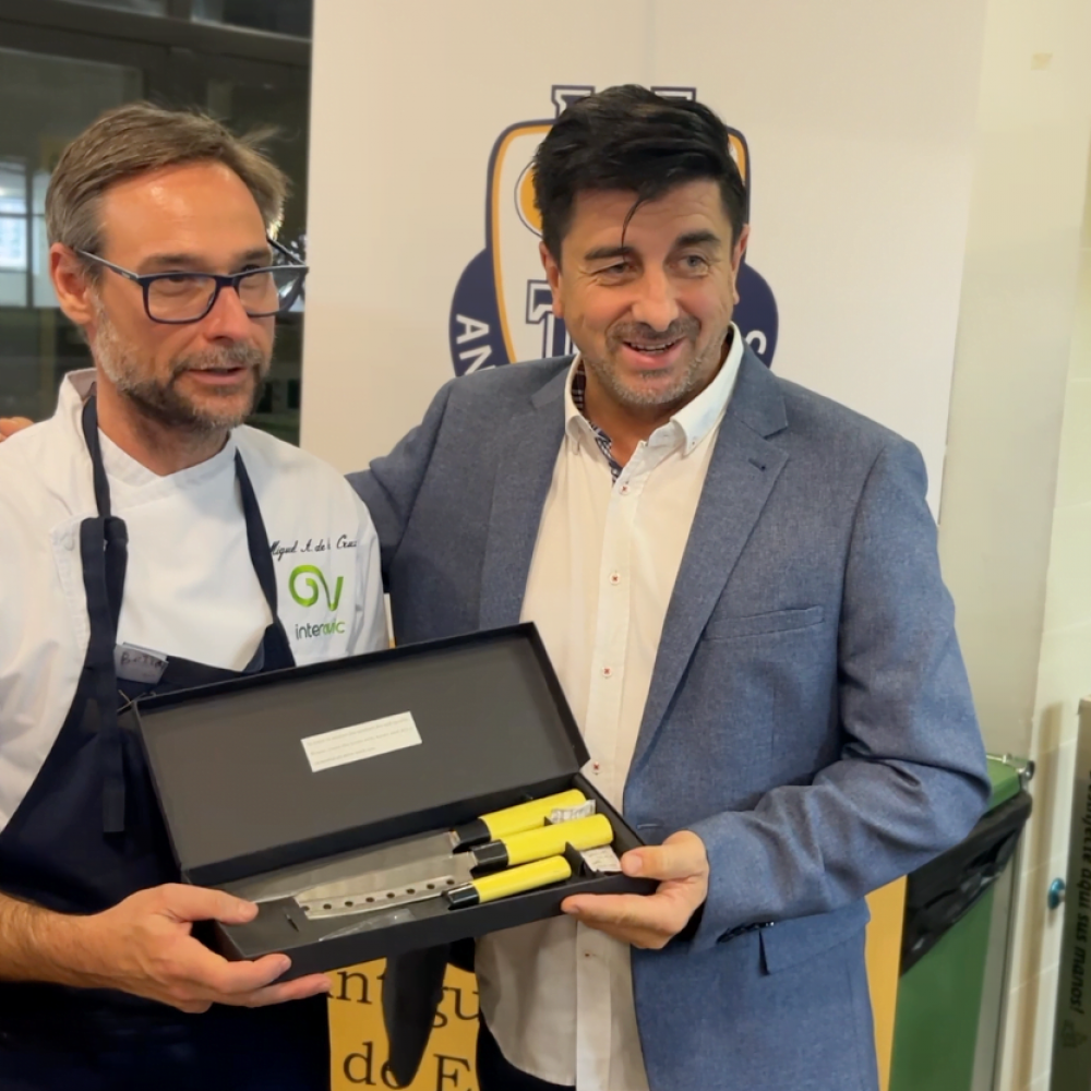 Entrega obsequio a Miguel Ángel de la Cruz