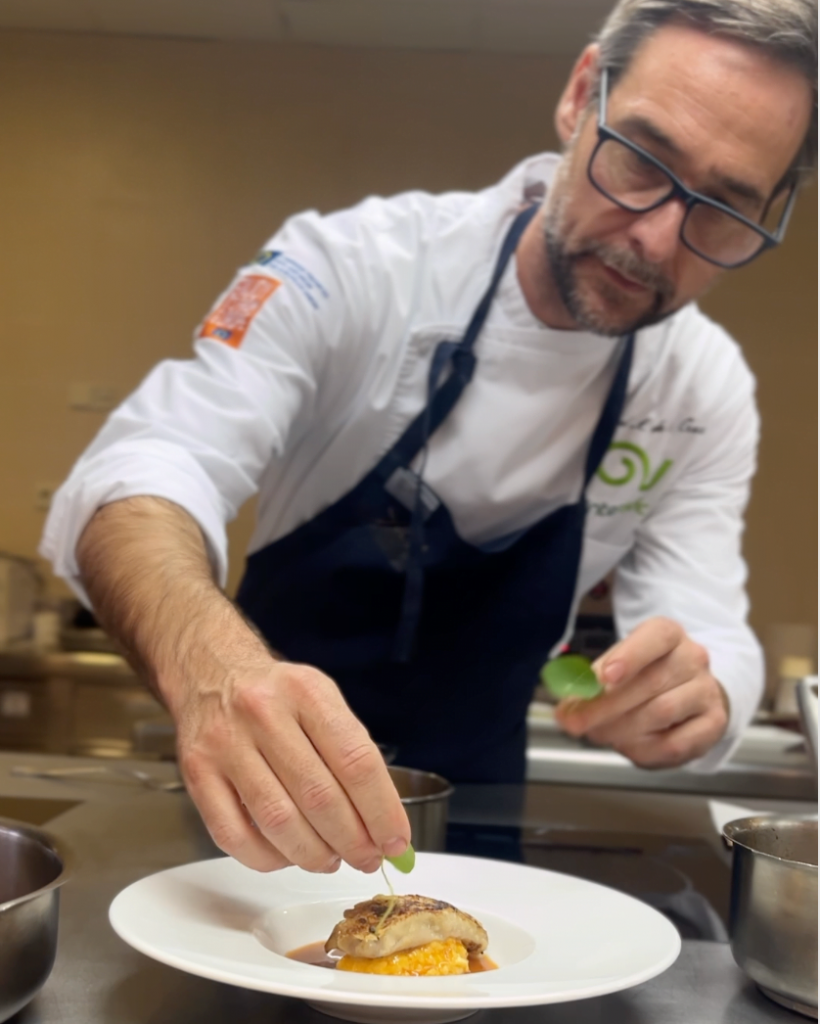 Miguel Ángel de la Cruz durante la Jornada de Cordero y Cabrito terminando un plato