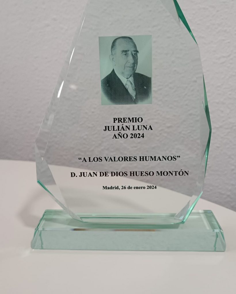Obsequio de los premios Julian Luna de la Asociación de la Escuela de Hostelería y Turismo