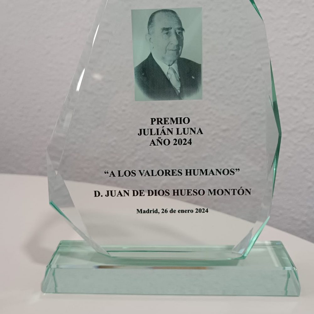 Obsequio de los premios Julian Luna de la Asociación de la Escuela de Hostelería y Turismo